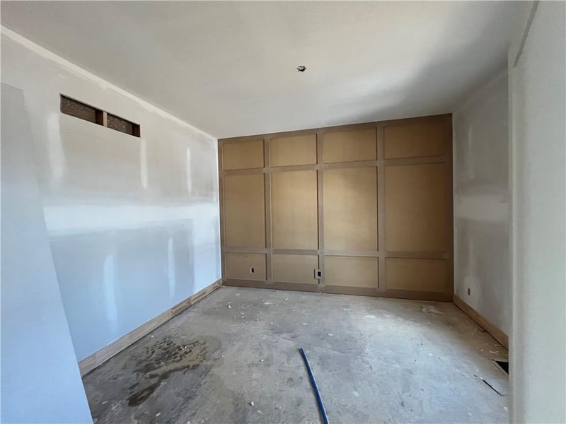 517 Bentwater Dr, Raymore, MO 64083