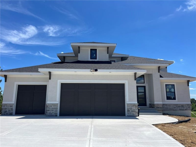 517 Bentwater Dr, Raymore, MO 64083