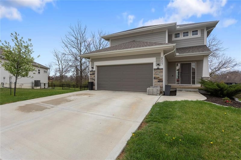 8507 Elmwood Ct, Kansas City, MO 64156
