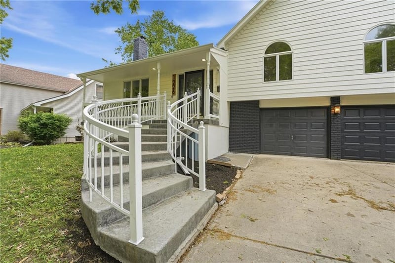 1226 Jamestown Dr, Olathe, KS 66062