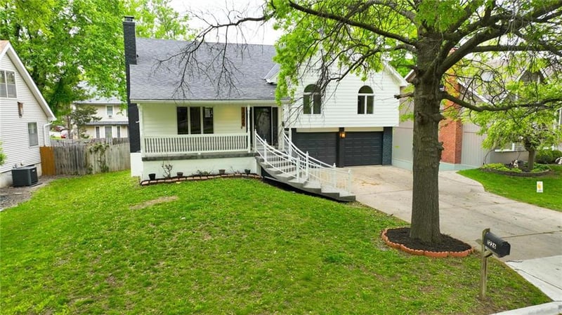 1226 Jamestown Dr, Olathe, KS 66062