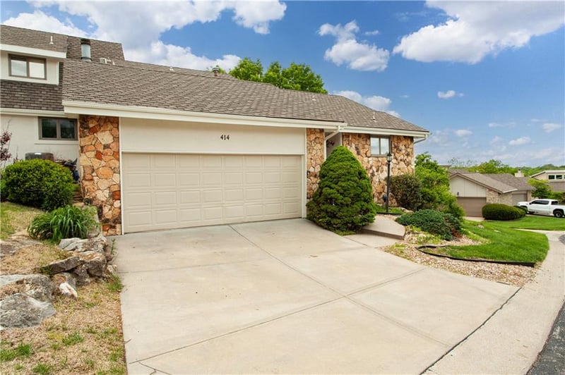 414 Point Dr, Lee's Summit, MO 64064