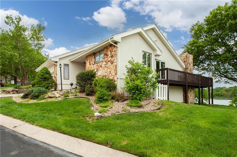 414 Point Dr, Lee's Summit, MO 64064