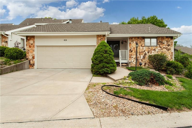 414 Point Dr, Lee's Summit, MO 64064