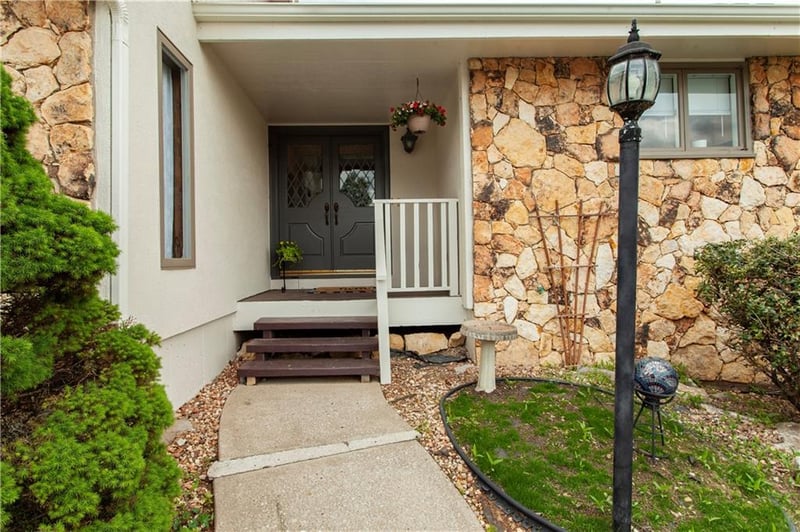 414 Point Dr, Lee's Summit, MO 64064
