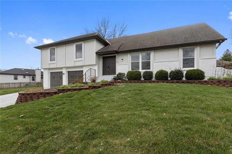 3910 Linden Ln, Lee's Summit, MO 64082