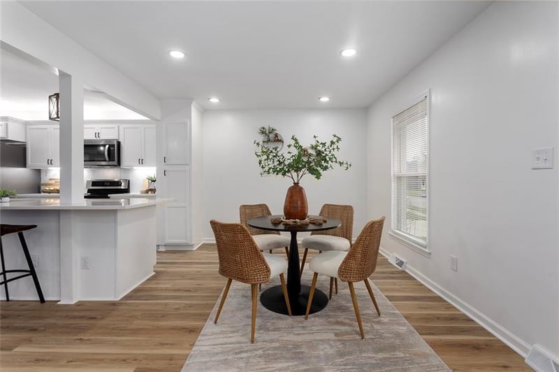 3910 Linden Ln, Lee's Summit, MO 64082
