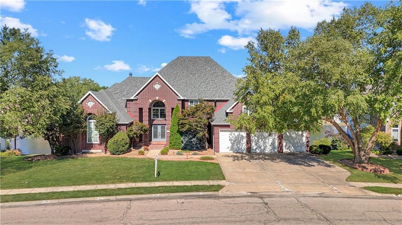 1227 Pembrooke Dr, Warrensburg, MO 64093