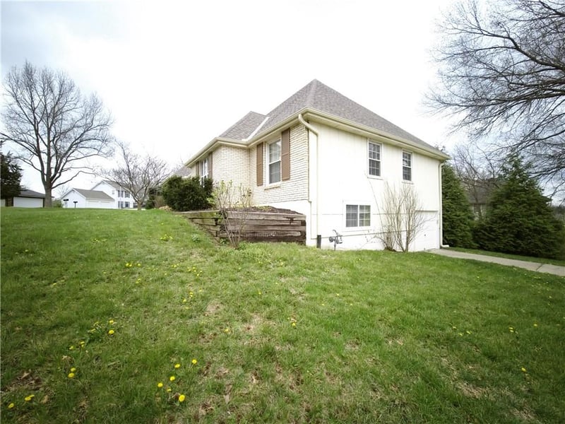 901 96th Ter, Kansas City, MO 64155