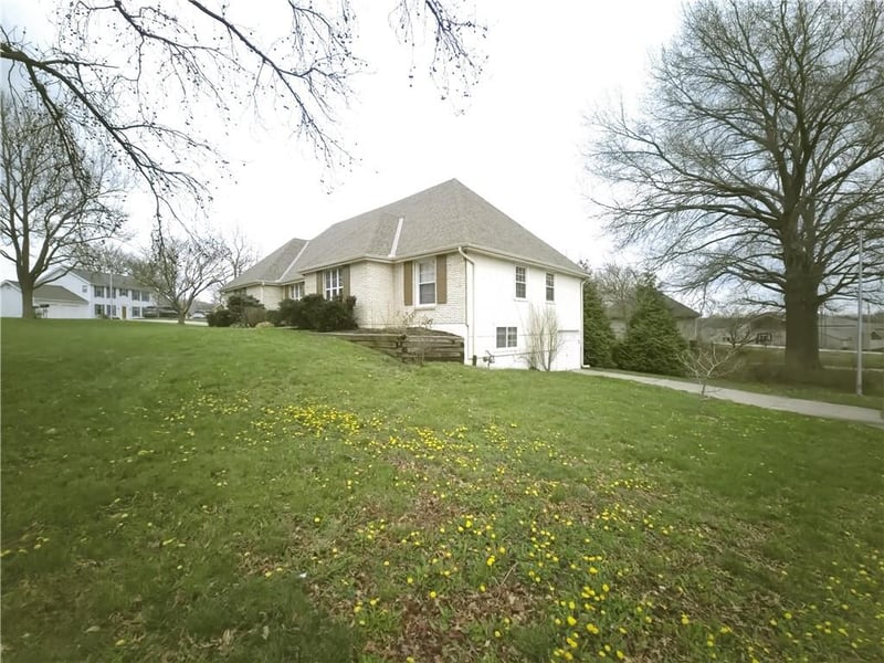 901 96th Ter, Kansas City, MO 64155