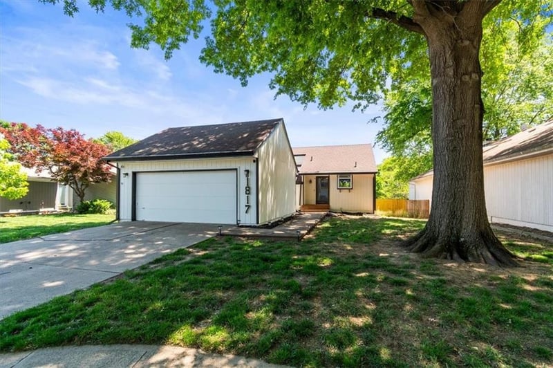 1817 Gatewood Dr, Lee's Summit, MO 64086