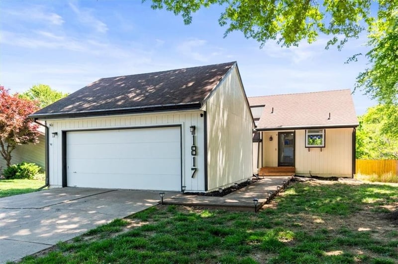 1817 Gatewood Dr, Lee's Summit, MO 64086