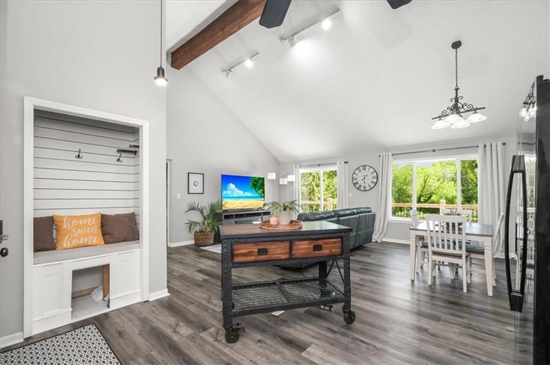 1817 Gatewood Dr, Lee's Summit, MO 64086
