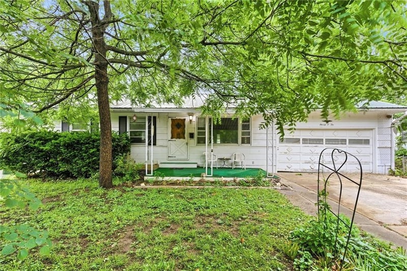 1102 Farview Dr, Independence, MO 64056