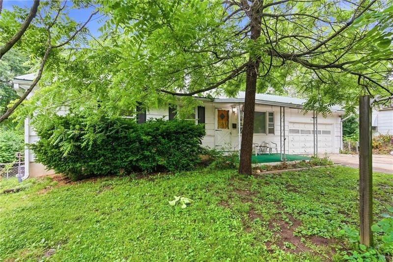 1102 Farview Dr, Independence, MO 64056