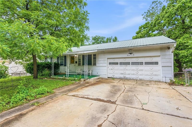 1102 Farview Dr, Independence, MO 64056
