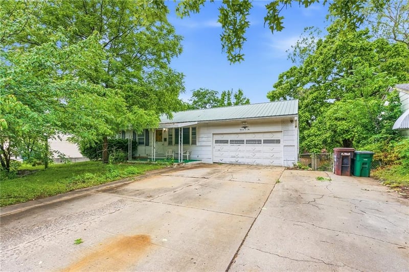 1102 Farview Dr, Independence, MO 64056