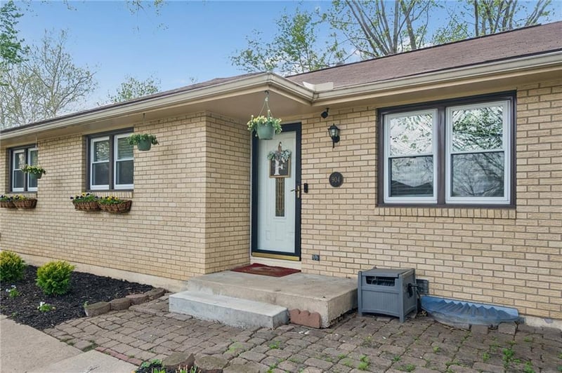 904 Ridgeway Dr, Liberty, MO 64068