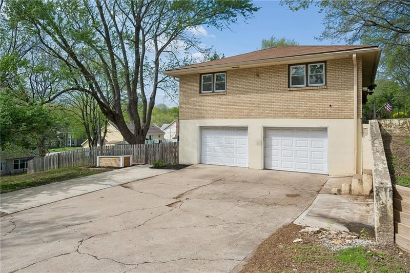904 Ridgeway Dr, Liberty, MO 64068