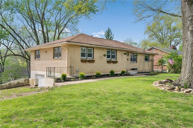 904 Ridgeway Dr, Liberty, MO 64068