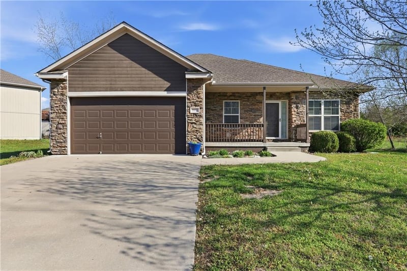 1611 Nicholas Dr, Grain Valley, MO 64029