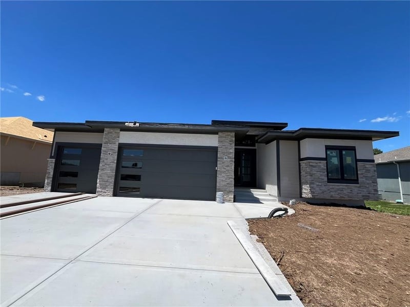 510 Bentwater Dr, Raymore, MO 64083