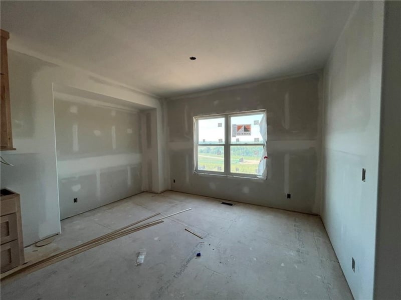 510 Bentwater Dr, Raymore, MO 64083