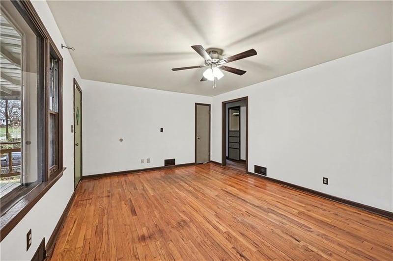 5015 Chelsea Ave, Kansas City, MO 64119