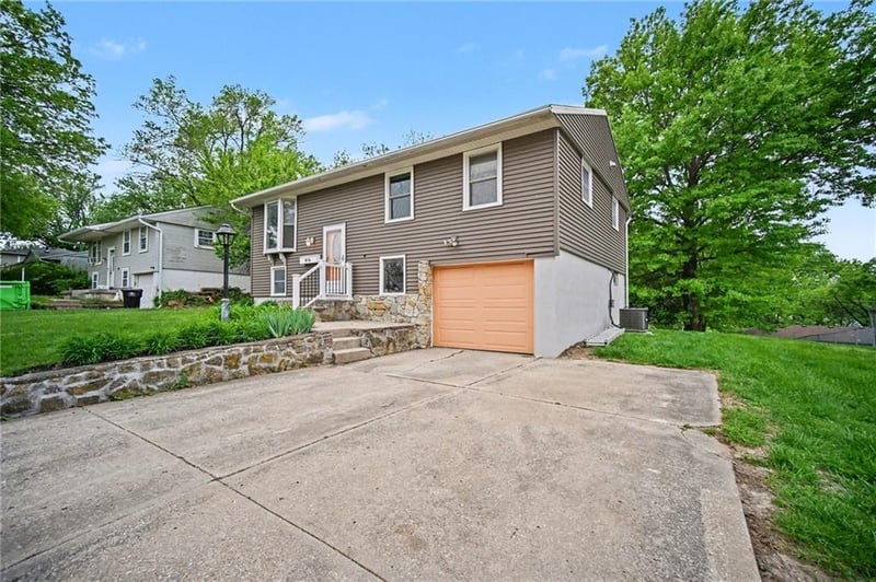 816 Tepee Dr, Independence, MO 64056