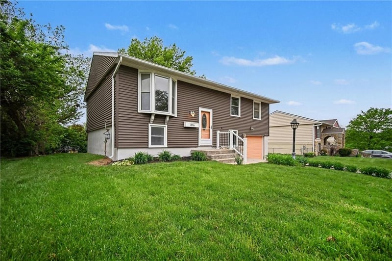 816 Tepee Dr, Independence, MO 64056