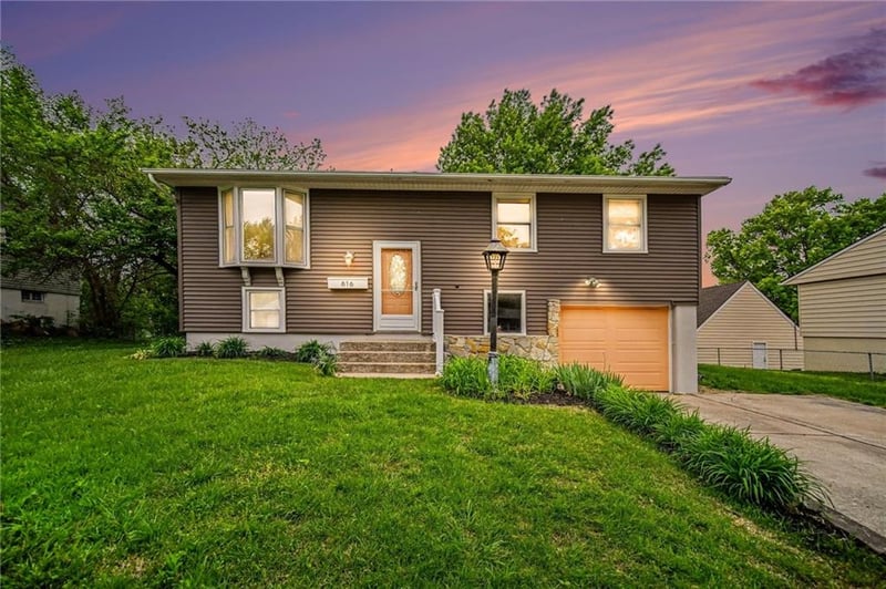 816 Tepee Dr, Independence, MO 64056