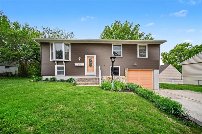816 Tepee Dr, Independence, MO 64056
