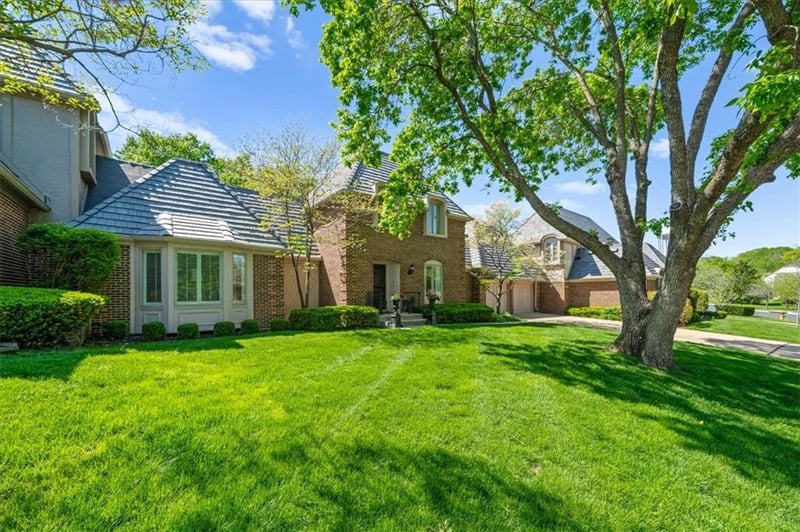 4 Le Mans Ct, Prairie Village, KS 66208