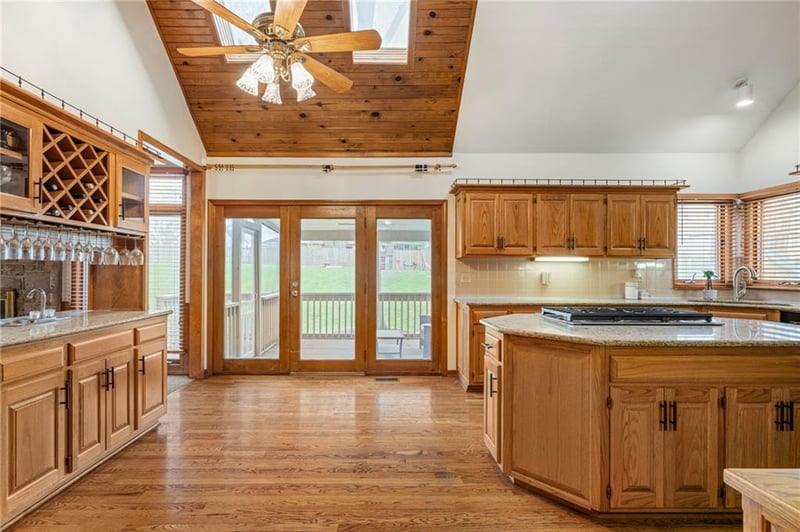 5826 Oakview St, Shawnee, KS 66216