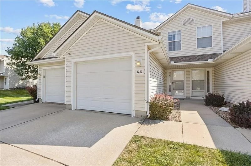 1323 SE Lexington Ave, Lee's Summit, MO 64081