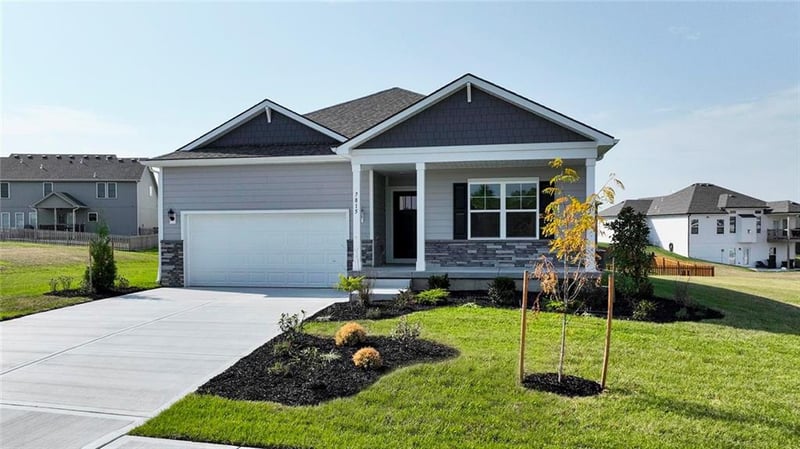 104 Lake Meadows Dr, Smithville, MO 64089