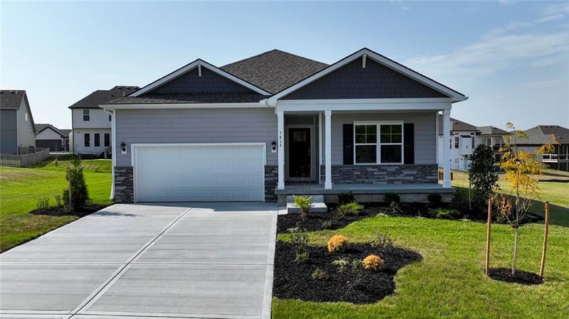 206 Lake Meadows Dr, Smithville, MO 64089
