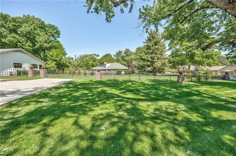 8600 Reinhardt Ln, Leawood, KS 66206