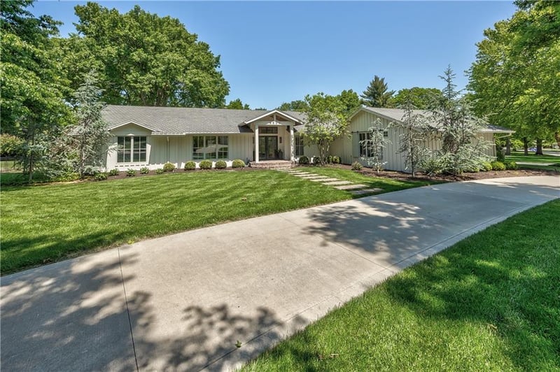 8600 Reinhardt Ln, Leawood, KS 66206