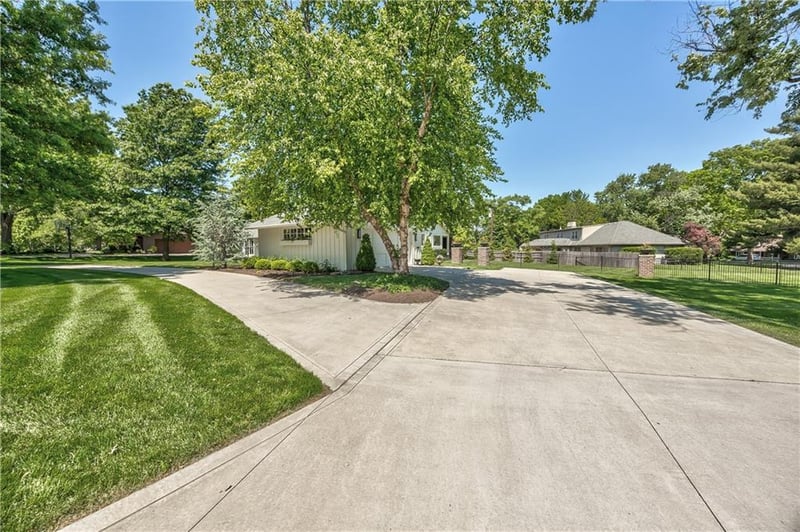 8600 Reinhardt Ln, Leawood, KS 66206