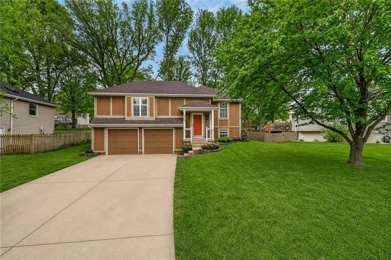 2405 Carousel Cir, Lee's Summit, MO 64086