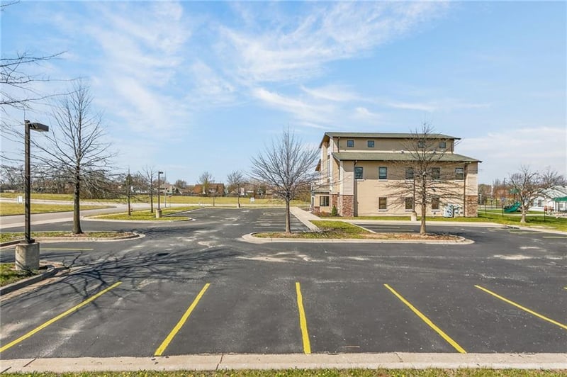350 Greenwich Dr SW, Lee's Summit, MO 64082