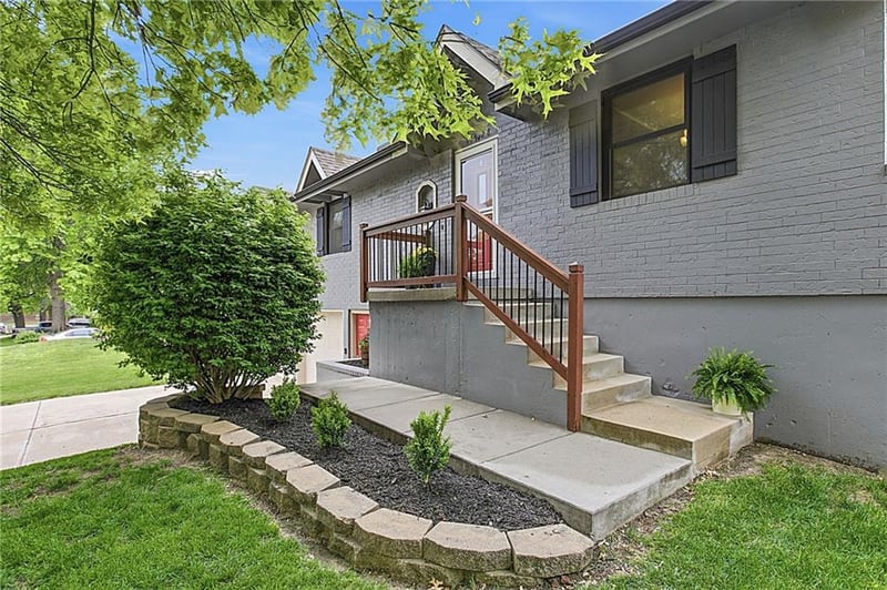 1128 Westwind Dr, Lee's Summit, MO 64086