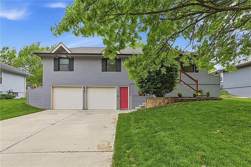 1128 Westwind Dr, Lee's Summit, MO 64086
