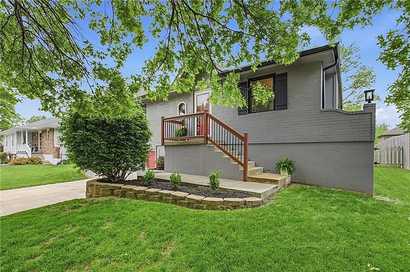 1128 Westwind Dr, Lee's Summit, MO 64086