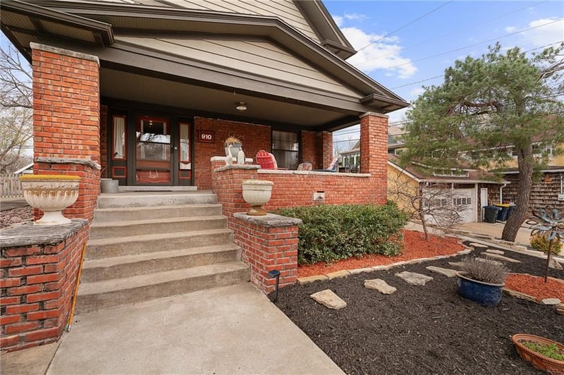 910 W 33rd Ter, Kansas City, MO 64111