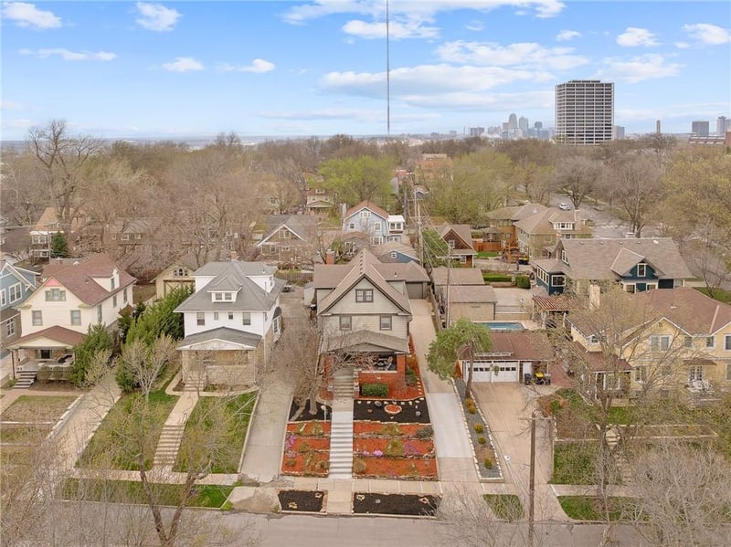 910 W 33rd Ter, Kansas City, MO 64111
