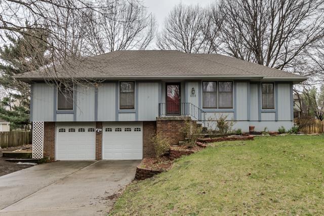 608 Birchwood Dr, Lee's Summit, MO 64086