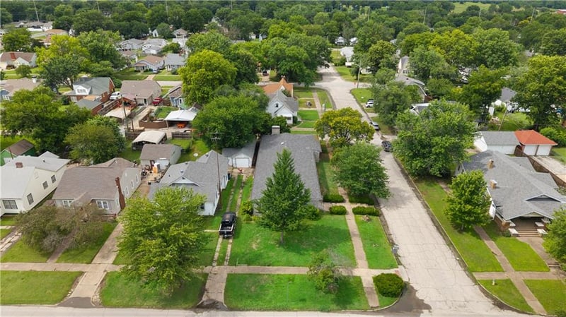 1302 4th St, Coffeyville, KS 67337
