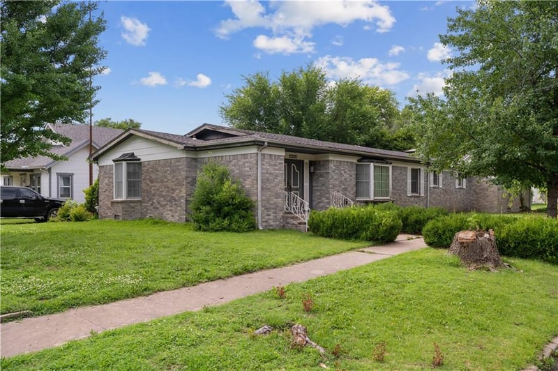 1302 4th St, Coffeyville, KS 67337